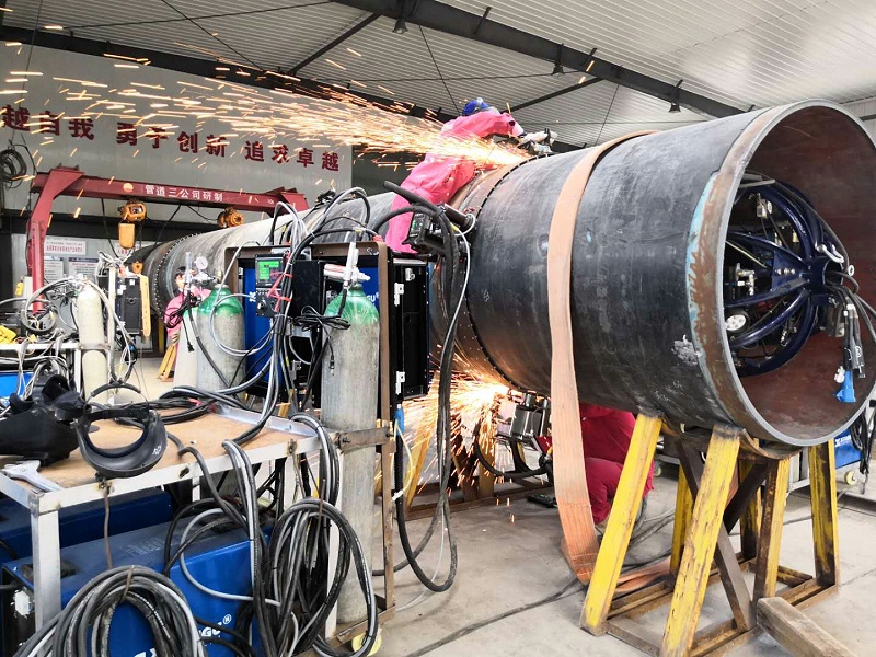 客户焊工正在使用熊谷全位置自动焊机A-610