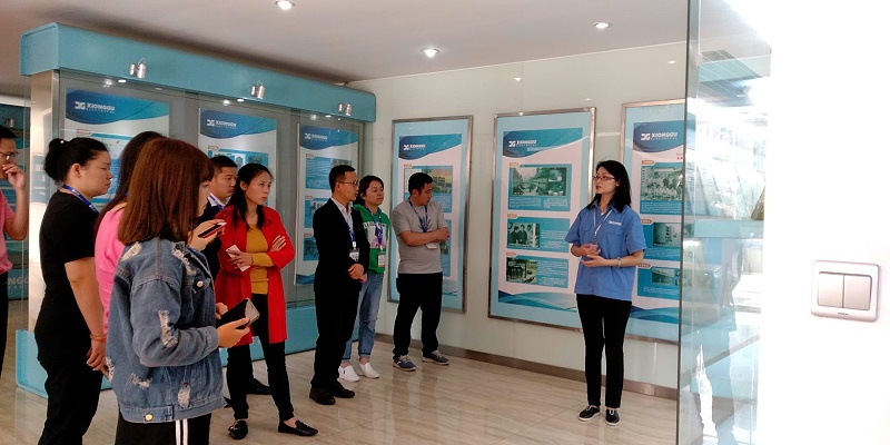 牛商汇参观主营管道自动焊接设备厂家的大厅