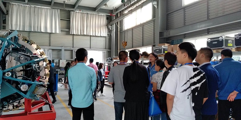 牛商汇参观主营管道自动焊接设备厂家的车间