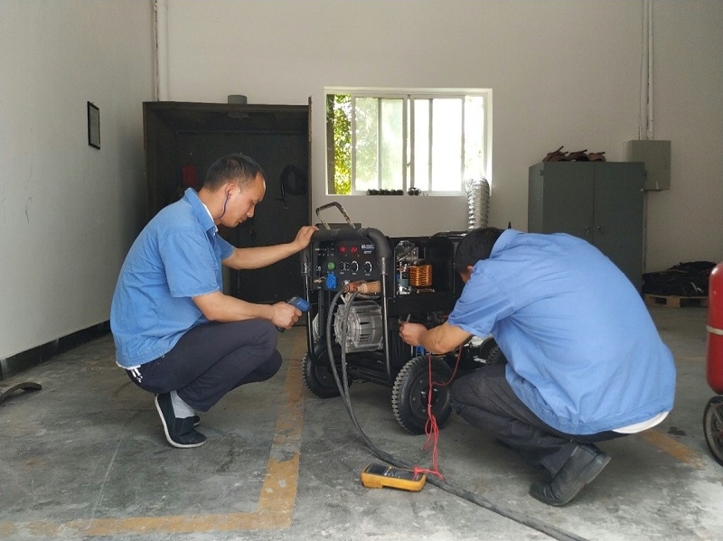 内燃弧焊机“老化实验室”里的坚守